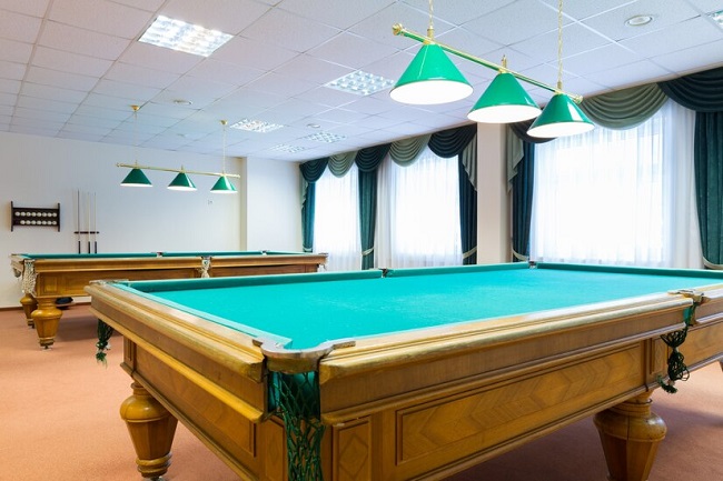 Play pool near you Marseilles billiards tables cues